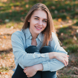 portrait-blonde-girl-looking-photographer