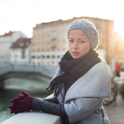 portrait-woman-city-winter